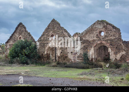 Gli edifici danneggiati in São Domingos miniera abbandonata di una miniera a cielo aperto di Mertola, Alentejo, Portogallo. Foto Stock