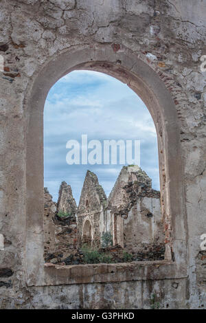 Gli edifici danneggiati in São Domingos miniera abbandonata di una miniera a cielo aperto di Mertola, Alentejo, Portogallo. Foto Stock