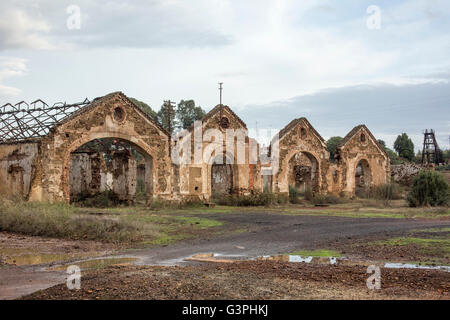 Gli edifici di vecchia costruzione in São Domingos miniera abbandonata di una miniera a cielo aperto di Mertola, Alentejo, Portogallo. Foto Stock