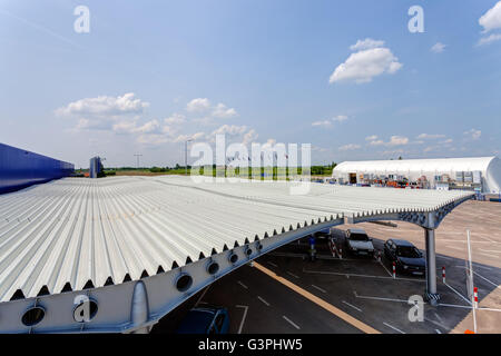 Primo Piano in alluminio perforato tetto parcheggio su sun Foto Stock