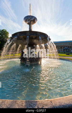 Fontana, Koenigsbau Passagens centro shopping a retro, Schlossplatz square, Stoccarda, Baden-Wuerttemberg Foto Stock