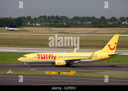 TUIfly, aeromobili Boeing 737-800 sulla pista, Duesseldorf Airport, regione della Renania, Renania settentrionale-Vestfalia Foto Stock