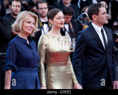 Direttore Nicole Garcia, attrice Marion Cotillard e attore Alex Brendemühl al gala screening per il film Mal de Pierres Foto Stock