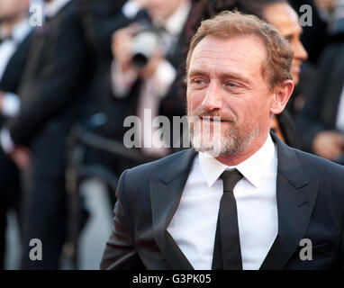 Attore e regista Jean Paul Rouve al gala screening per il film Mal de Pierres (Dalla Terra alla Luna) Cannes Foto Stock