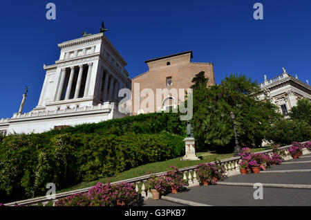 Il Vittoriano e la chiesa di Santa Maria in Aracoeli, due dei più importanti monumenti sul Campidoglio a Roma Foto Stock