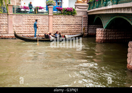 Le gondole sono la vela nel fiume Porsuk Foto Stock