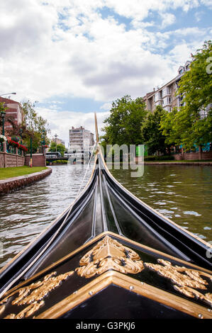 Le gondole sono la vela nel fiume Porsuk Foto Stock