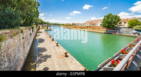 Ponte di Tiberio e il porto canale di Rimini Foto Stock