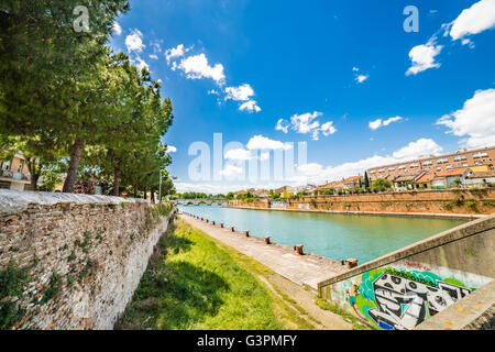 Ponte di Tiberio e il porto canale di Rimini Foto Stock