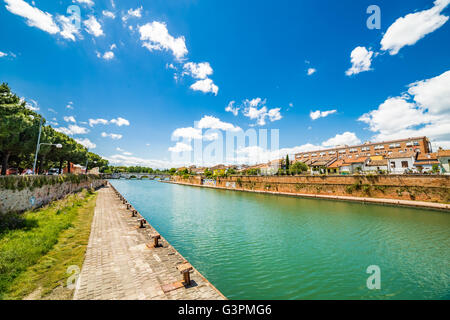 Ponte di Tiberio e il porto canale di Rimini Foto Stock