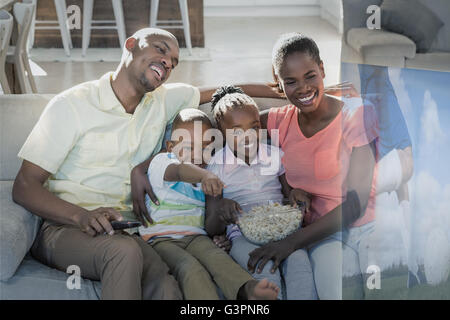 Immagine composita della famiglia sono a guardare lo sport in TV Foto Stock