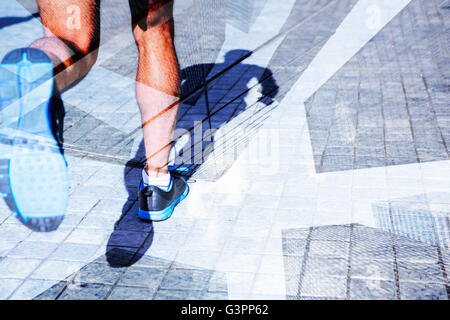 Immagine composita della vista ravvicinata delle gambe degli atleti in esecuzione Foto Stock