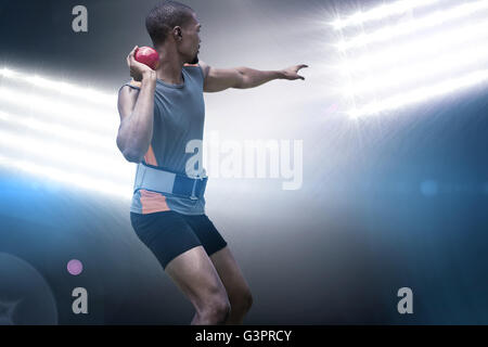 Immagine composita della vista posteriore di uno sportivo praticando colpo messo Foto Stock