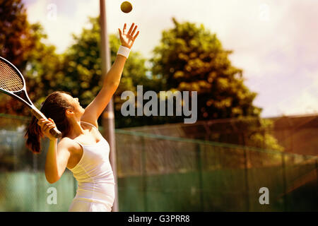 Vista posteriore del giocatore di tennis che serve Foto Stock