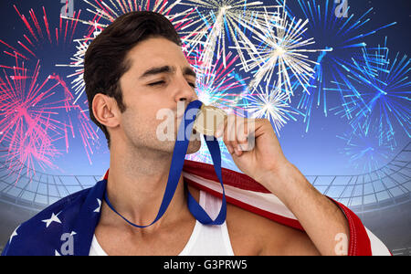 Immagine composita di atleta kissing medaglia d oro dopo la vittoria con la bandiera americana Foto Stock