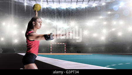 Atleta femminile con il gomito pad gettando la pallamano Foto Stock