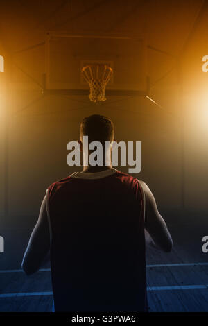 Ritratto di giocatore di basket fronte retro nella parte anteriore del cestello Foto Stock