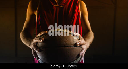 Vicino sul giocatore di basket tenendo una palla Foto Stock