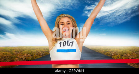 Immagine composita del ritratto di allegro vincitore atleta Attraversamento linea di finitura Foto Stock