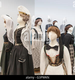 Tradizionali costumi nazionali al Blondos museo tessile, Islanda Foto Stock