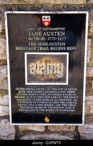 Una lapide segna la posizione nelle vicinanze dove Jane Austen ha frequentato la scuola di Southampton, Regno Unito. Foto Stock