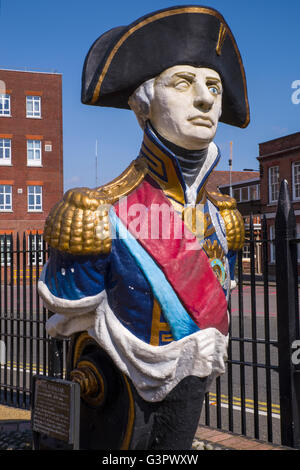 Un monumento di Lord Nelson Hotel è situato nel centro storico cantiere navale di Portsmouth, Regno Unito. Foto Stock