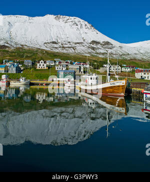 Sigulfjordur, un piccolo villaggio nel nord dell'Islanda Foto Stock