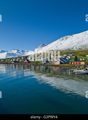 Sigulfjordur, un piccolo villaggio nel nord dell'Islanda Foto Stock