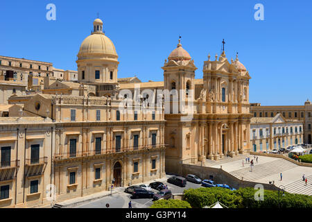 Cattedrale di Noto (La Chiesa Madre di San Nicolò) dal tetto di San Carlo al Corso chiesa, Noto, Sicilia, Italia Foto Stock