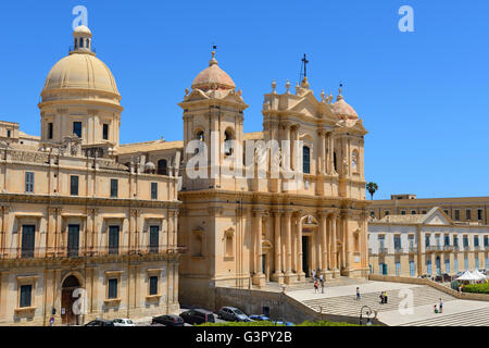 Cattedrale di Noto (La Chiesa Madre di San Nicolò) dal tetto di San Carlo al Corso chiesa, Noto, Sicilia, Italia Foto Stock