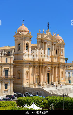 Cattedrale di Noto (La Chiesa Madre di San Nicolò) dal tetto di San Carlo al Corso chiesa, Noto, Sicilia, Italia Foto Stock