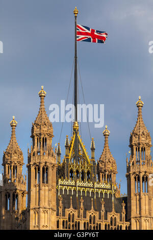 L'Unione battenti bandiera dalla cima della torre di Victoria presso le Case del Parlamento europeo a Londra. Foto Stock