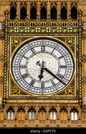 L'orologio sull'iconico Elizabeth Tower che è la casa del campanile storico chiamato Big Ben. Foto Stock
