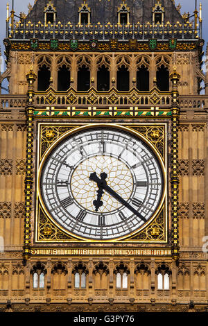 L'orologio sull'iconico Elizabeth Tower che è la casa del campanile storico chiamato Big Ben. Foto Stock