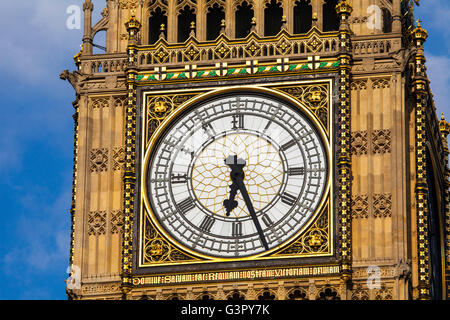 L'orologio sull'iconico Elizabeth Tower che è la casa del campanile storico chiamato Big Ben. Foto Stock