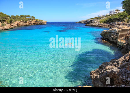 Maiorca, isole Baleari, Spagna - CIRCA MAI, 2016: La Cala Esmeralda bay a Cala Dor sull isola di Maiorca, isole Baleari Foto Stock