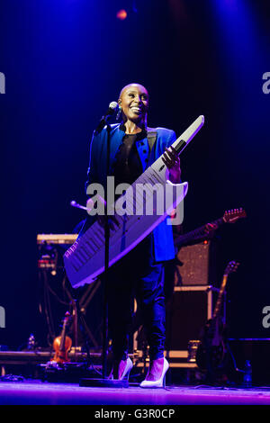 Laura Mvula esegue al Wales Millennium Centre di Cardiff Bay come parte inaugurale del Festival della voce. Foto Stock