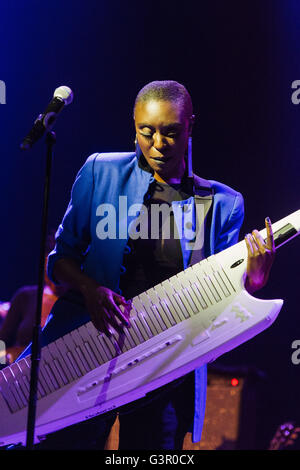 Laura Mvula esegue al Wales Millennium Centre di Cardiff Bay come parte inaugurale del Festival della voce. Foto Stock