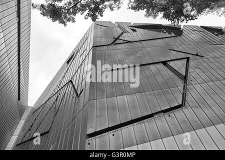 Luglio 2015 - Il Museo Ebraico di Berlino, Berlino, Germania: facciata dettaglio. Esso è stato progettato dall architetto Daniel Libeskind. Foto Stock