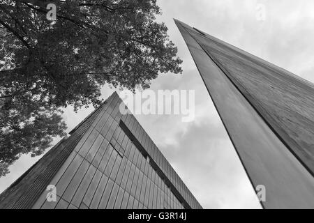 Luglio 2015 - Il Museo Ebraico di Berlino, Berlino, Germania: facciata dettaglio. Esso è stato progettato dall architetto Daniel Libeskind. Foto Stock