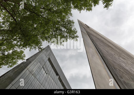 Luglio 2015 - Il Museo Ebraico di Berlino, Berlino, Germania: facciata dettaglio. Esso è stato progettato dall architetto Daniel Libeskind. Foto Stock