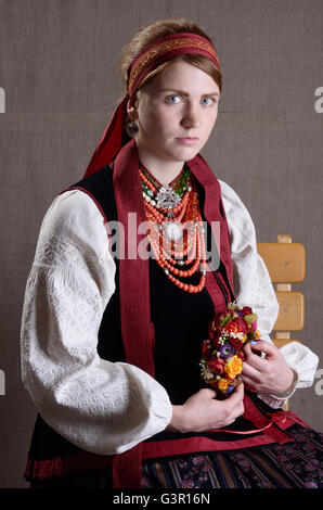 Donna ucraina nel costume nazionale Foto Stock