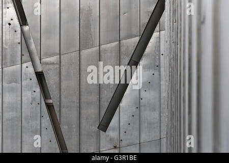 Luglio 2015 - Il Museo Ebraico di Berlino, Berlino, Germania: facciata dettaglio. Esso è stato progettato dall architetto Daniel Libeskind. Foto Stock