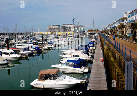 Yacht ormeggiati a Brighton Marina Costa del Sussex Regno Unito Foto Stock