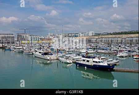 Yacht ormeggiati a Brighton Marina Costa del Sussex Regno Unito Foto Stock