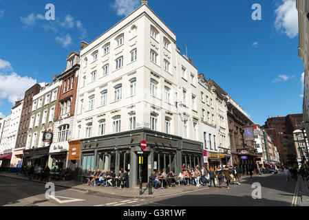 Angolo di Frith Street e Old Compton Street nel quartiere di Soho a Londra, Inghilterra, Regno Unito Foto Stock