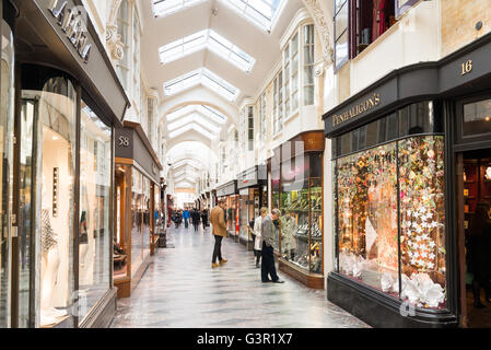 Sistemazione di negozi in Burlington Arcade, Piccadilly, Londra, Inghilterra, Regno Unito Foto Stock