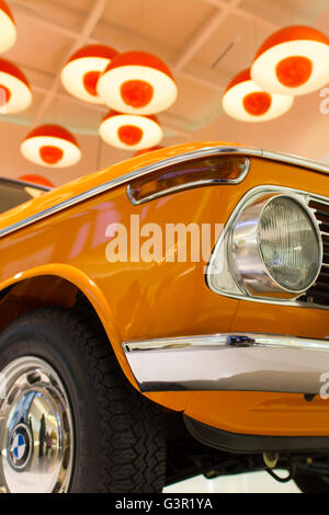 BMW Auto su un display al museo BMW a Monaco di Baviera, Germania. Foto Stock