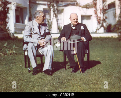 Il presidente Franklin D. Roosevelt e il Primo Ministro Winston Churchill parlare sul prato del Presidente della villa di Casablanca. Foto Stock