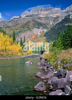 Stati Uniti d'America, Montana, il Parco Nazionale di Glacier, Colore di autunno lungo McDonald Creek con picchi di il muro del giardino nella distanza. Foto Stock